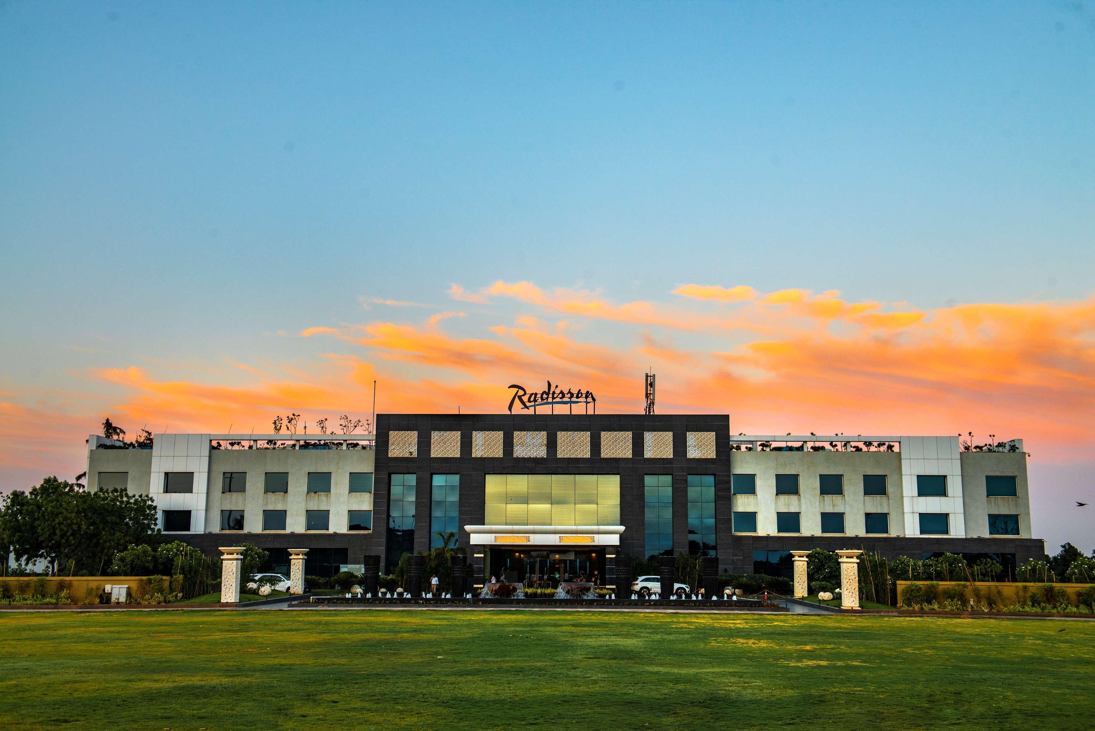 Radisson Hotel Kandla Gāndhīdhām Exterior foto